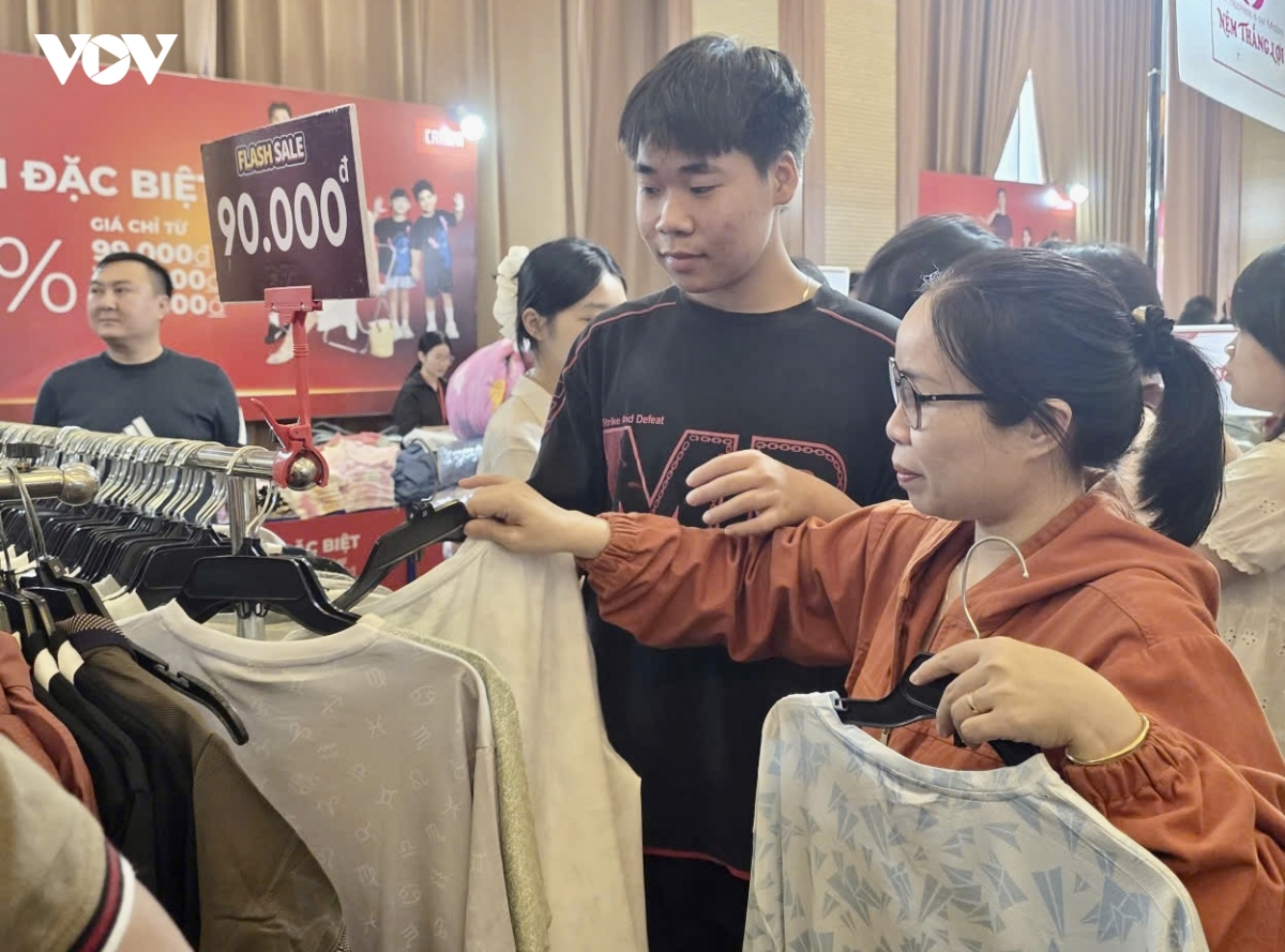 hang nghin nguoi tham gia phien dau tien mega sale 2026 tai Dak lak hinh anh 3