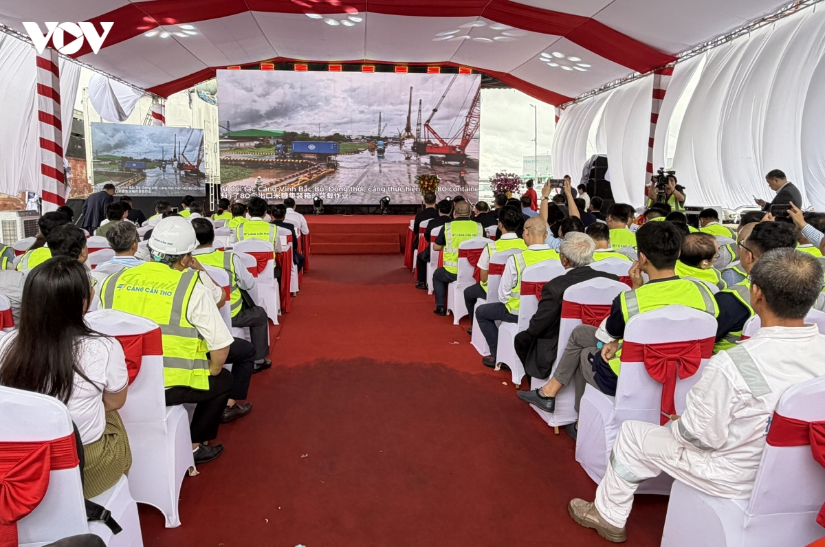 tau container dau tien tu nam ninh den can tho qua kenh binh luc hinh anh 2