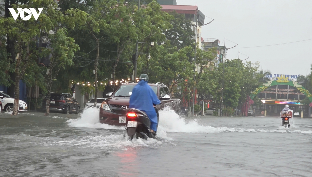 thanh hoa ngap dien rong, nguoi dan chat vat vuot qua bien nuoc hinh anh 4