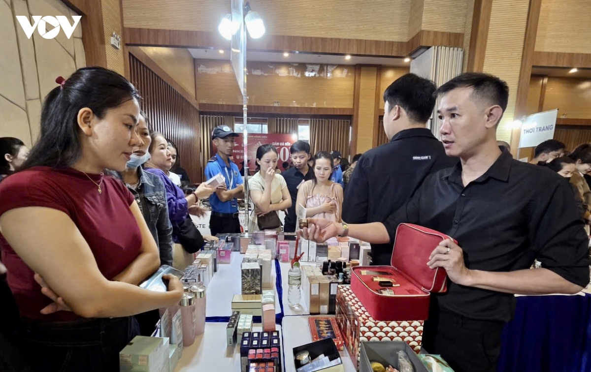 hang nghin nguoi tham gia phien dau tien mega sale 2026 tai Dak lak hinh anh 4