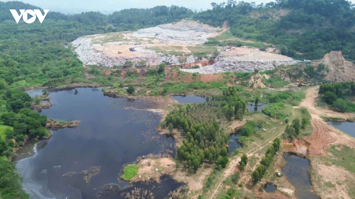 rac thai un u o vinh yen phu tho khi nguoi dan chan duong vao bai rac nui bong hinh anh 2