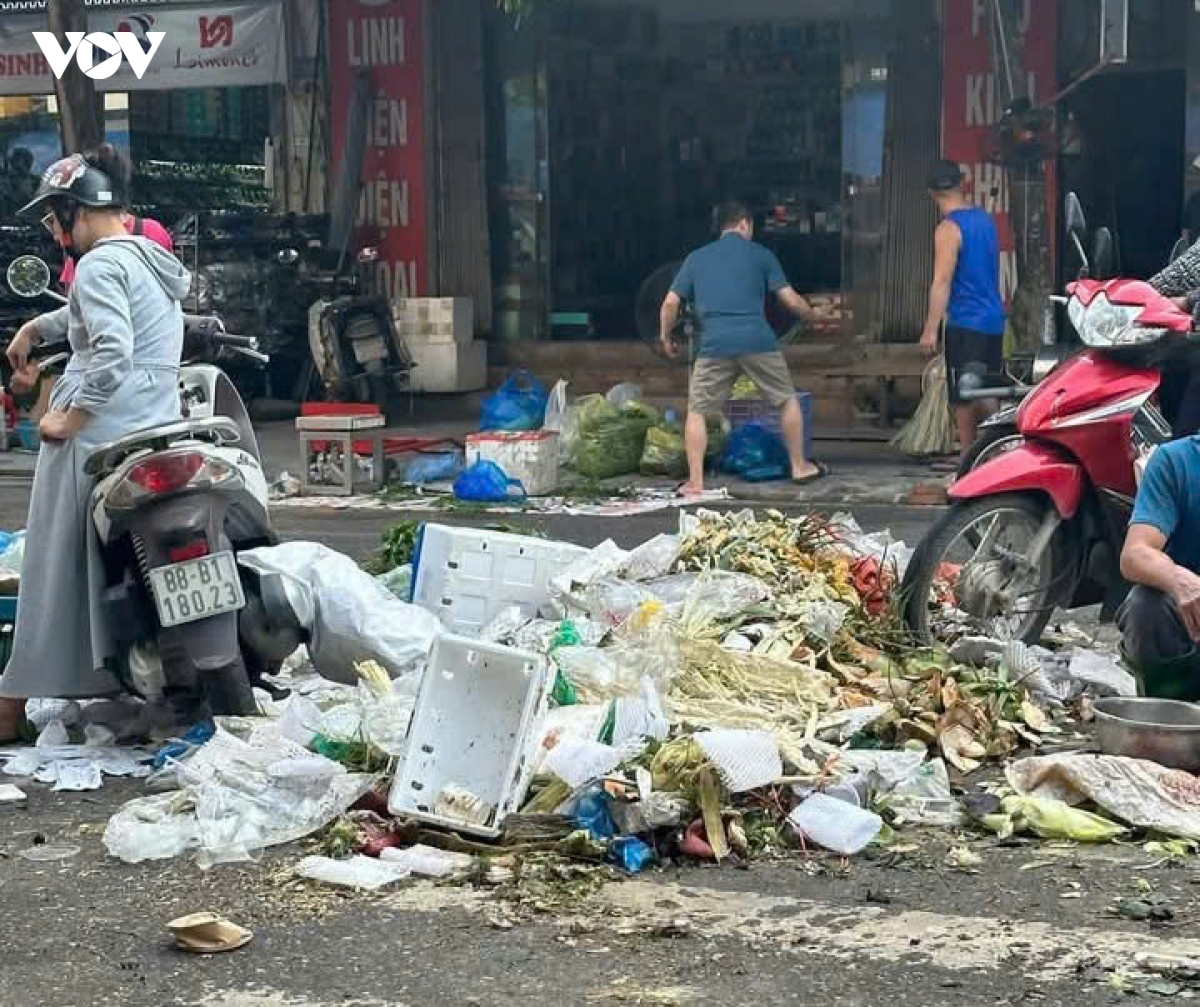 rac thai un u o vinh yen phu tho khi nguoi dan chan duong vao bai rac nui bong hinh anh 1