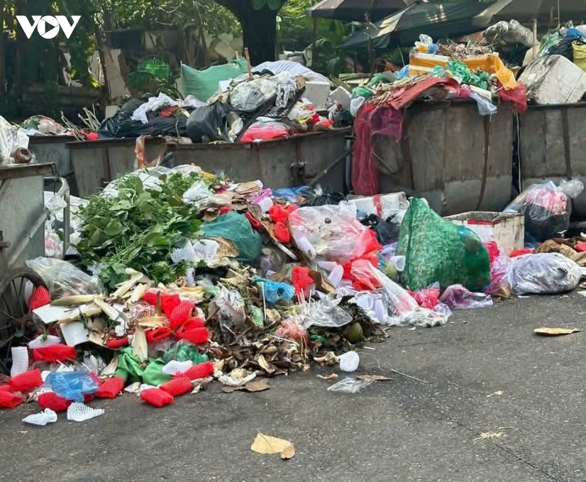 rac thai un u o vinh yen phu tho khi nguoi dan chan duong vao bai rac nui bong hinh anh 3