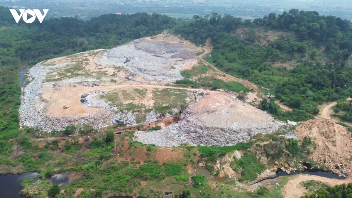 rac thai un u o vinh yen phu tho khi nguoi dan chan duong vao bai rac nui bong hinh anh 9