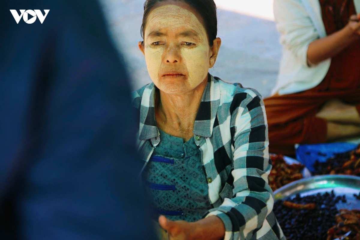 lat cat chan thuc ve cuoc song nguoi dan yangon myanmar giua long pho co hinh anh 9