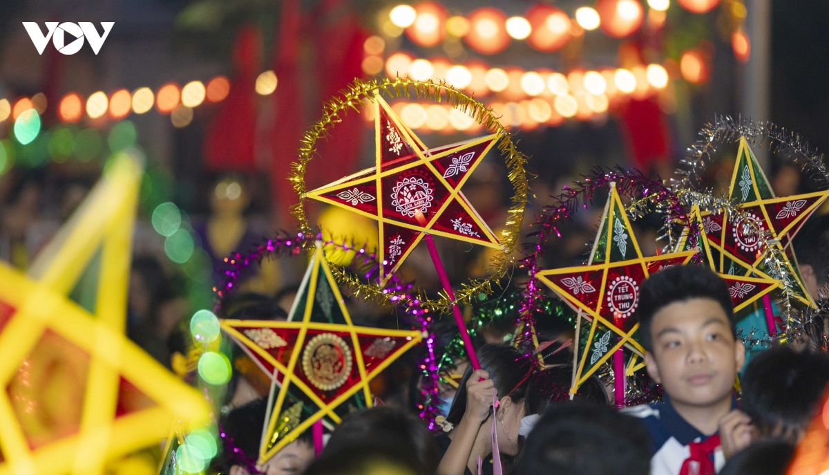 ruc ro sac mau tai dem hoi trang ram thu fest - bai chay 2026 hinh anh 8