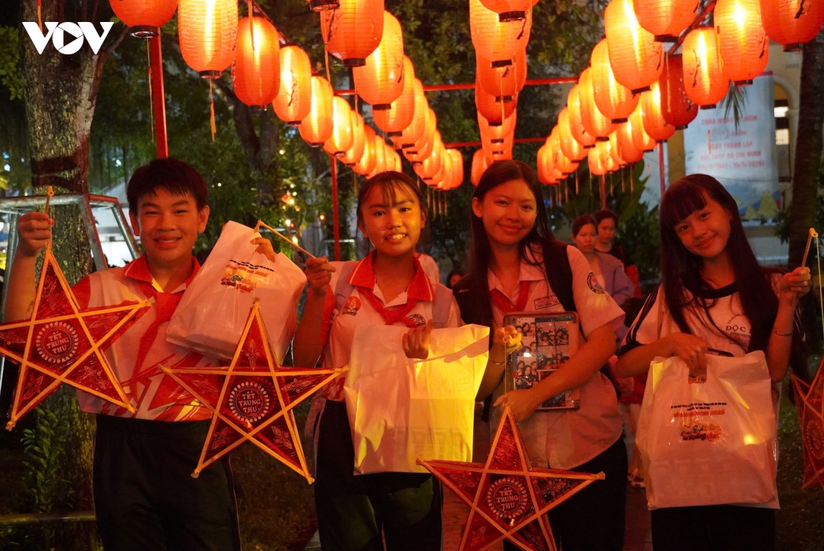 cac em nho ron rang xuong pho ruoc den dem trung thu hinh anh 3