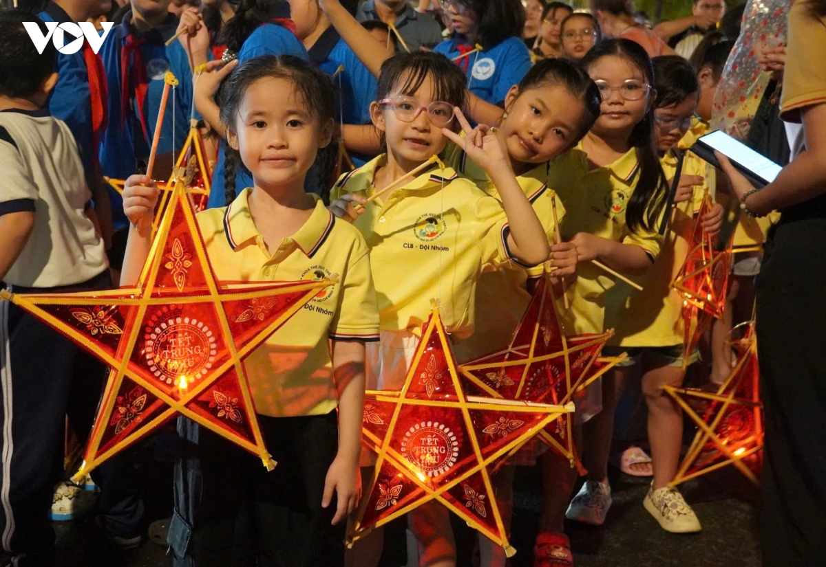 cac em nho ron rang xuong pho ruoc den dem trung thu hinh anh 1