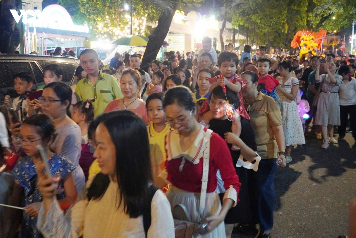 cac em nho ron rang xuong pho ruoc den dem trung thu hinh anh 4