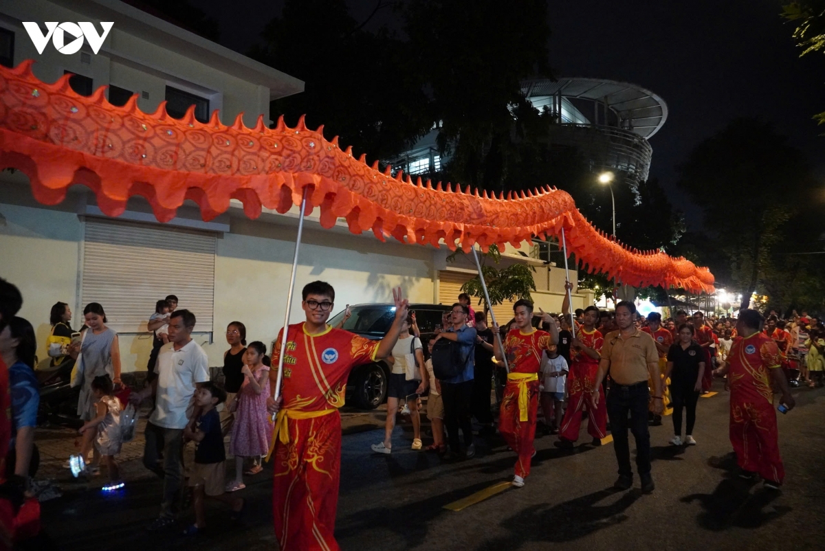 cac em nho ron rang xuong pho ruoc den dem trung thu hinh anh 5