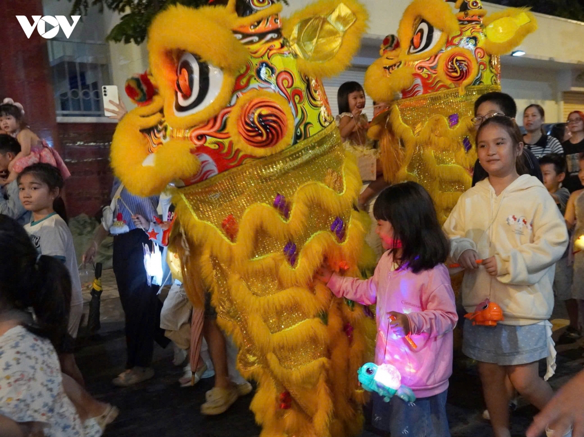 cac em nho ron rang xuong pho ruoc den dem trung thu hinh anh 7