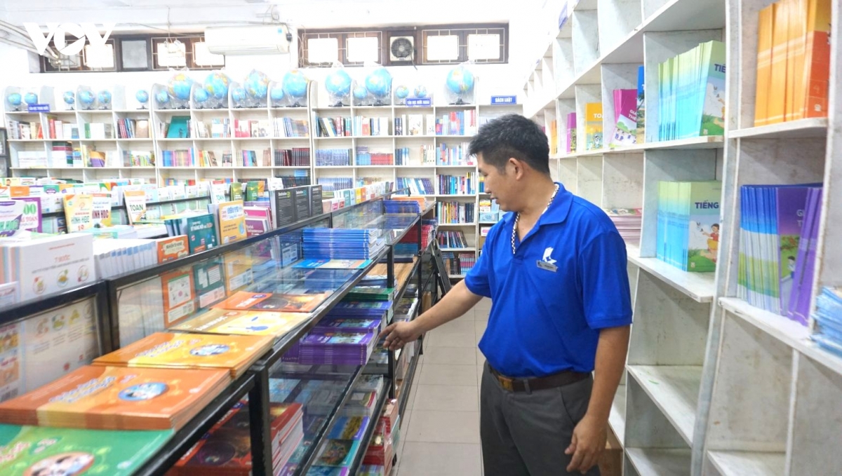 hue yeu cau cac truong ra soat cung ung du sach giao khoa truoc 17h ngay 18 9 hinh anh 1