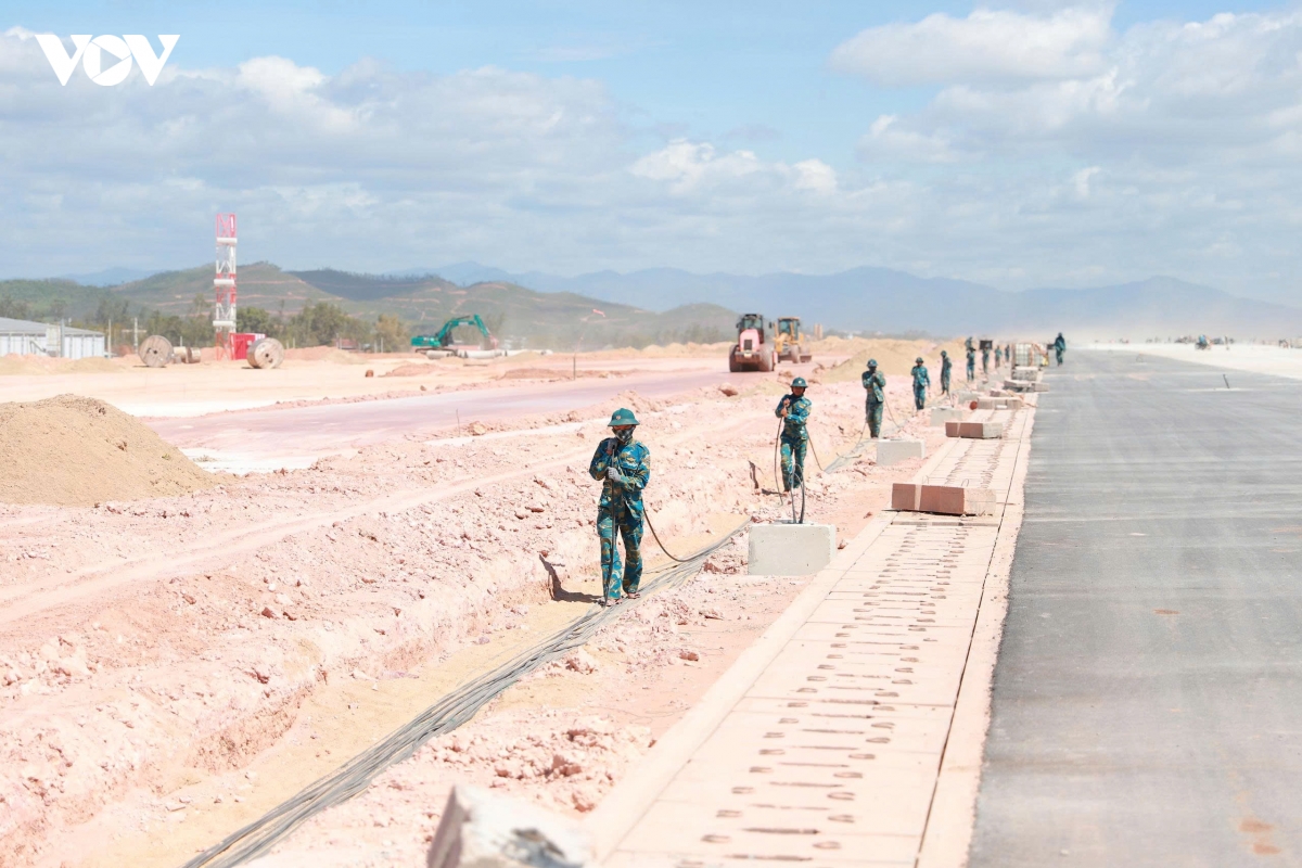 Duong cat, ha canh so 2 san bay phu cat truoc ngay bay hieu chuan hinh anh 2