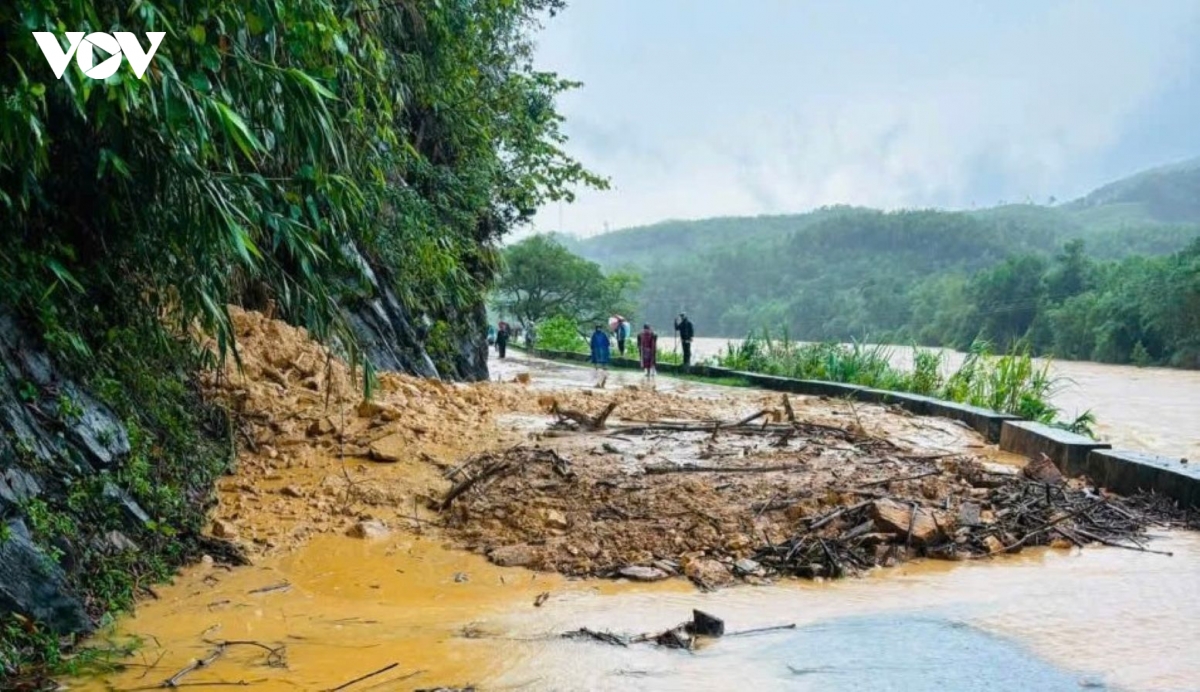mua lon gay sat lo nhieu tuyen duong o hue hinh anh 1