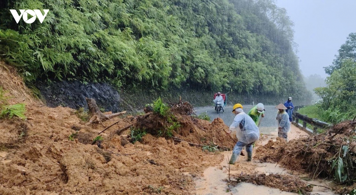 mua lon gay sat lo nhieu tuyen duong o hue hinh anh 4