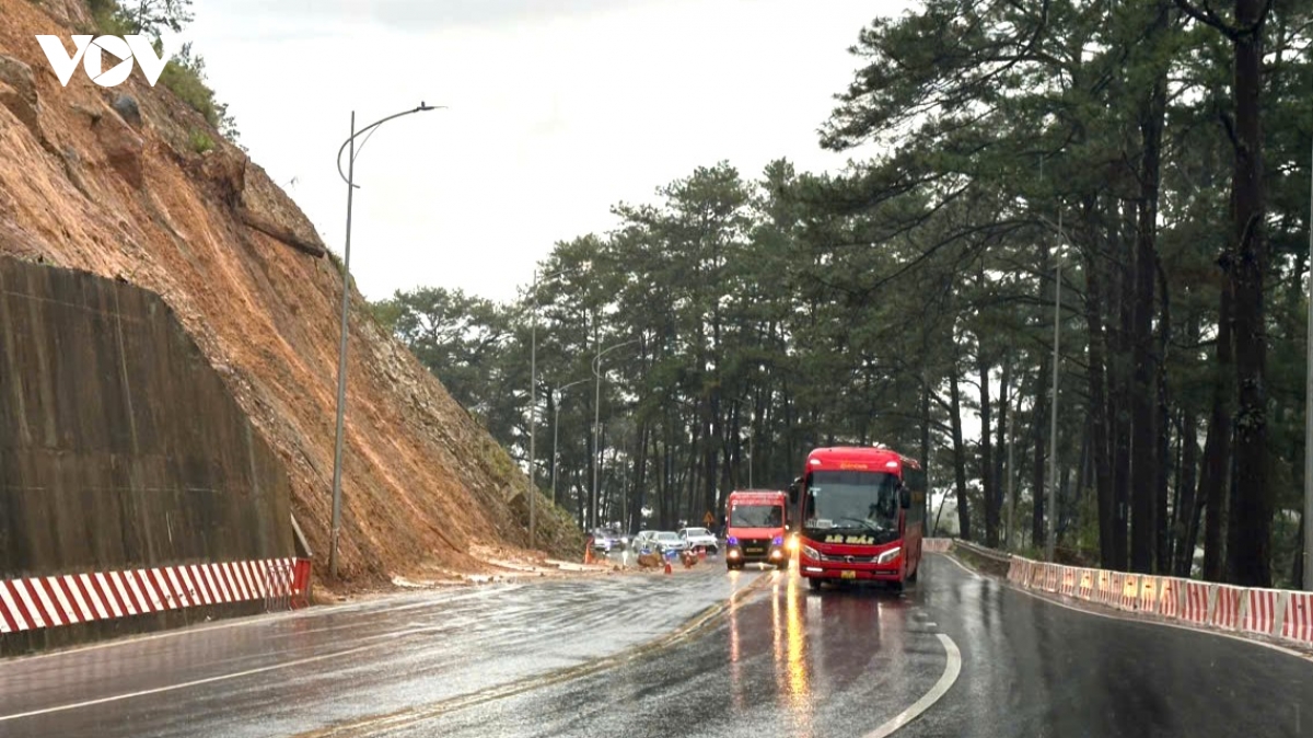 sat lo tren deo prenn - Da lat nhieu da tang roi xuong duong hinh anh 3