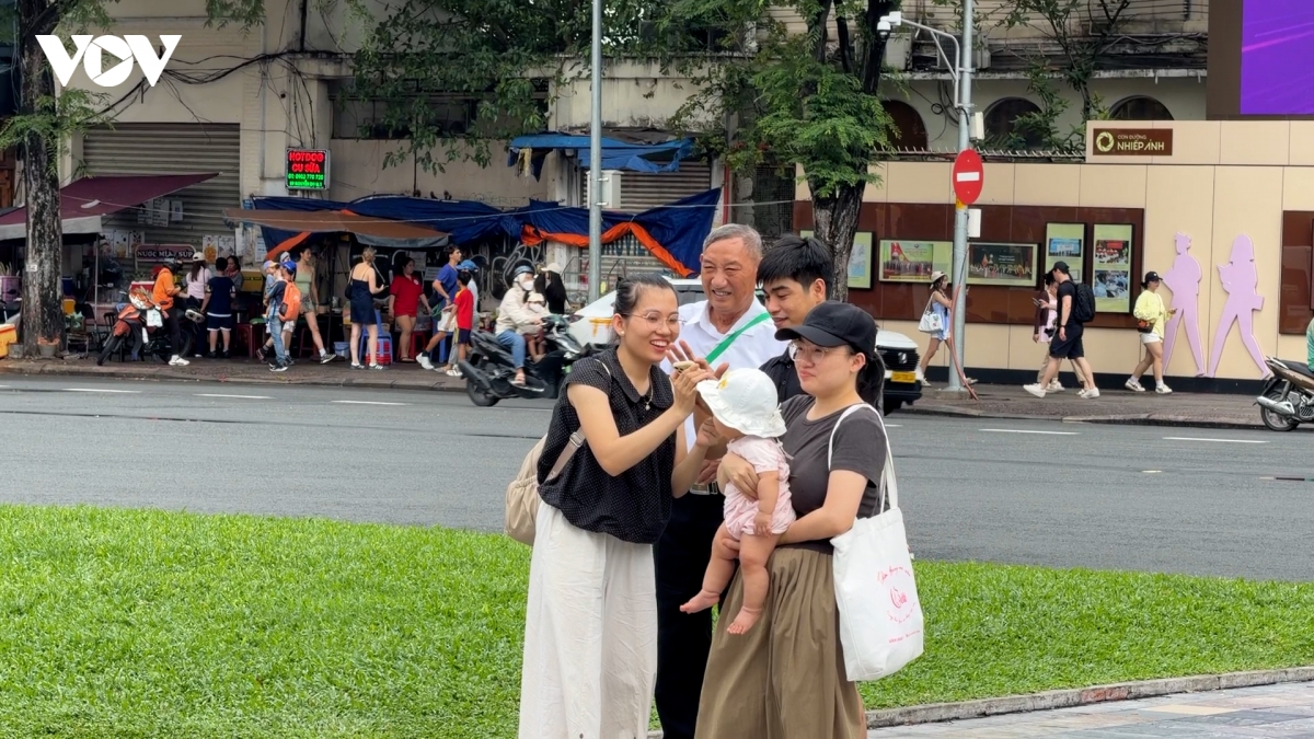 Nghỉ lễ 2/9 không đi chơi xa, người TP.HCM làm du khách trên "sân nhà"