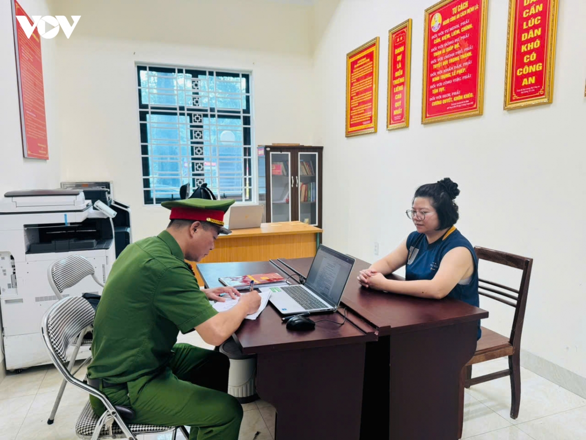 Khởi tố người phụ nữ lừa đảo làm “bìa đỏ”, chiếm đoạt hơn 300 triệu đồng