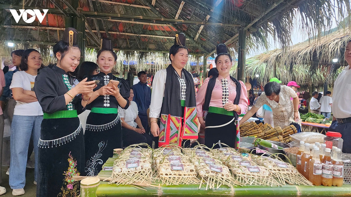 nguoi son la di du lich son la hinh anh 1