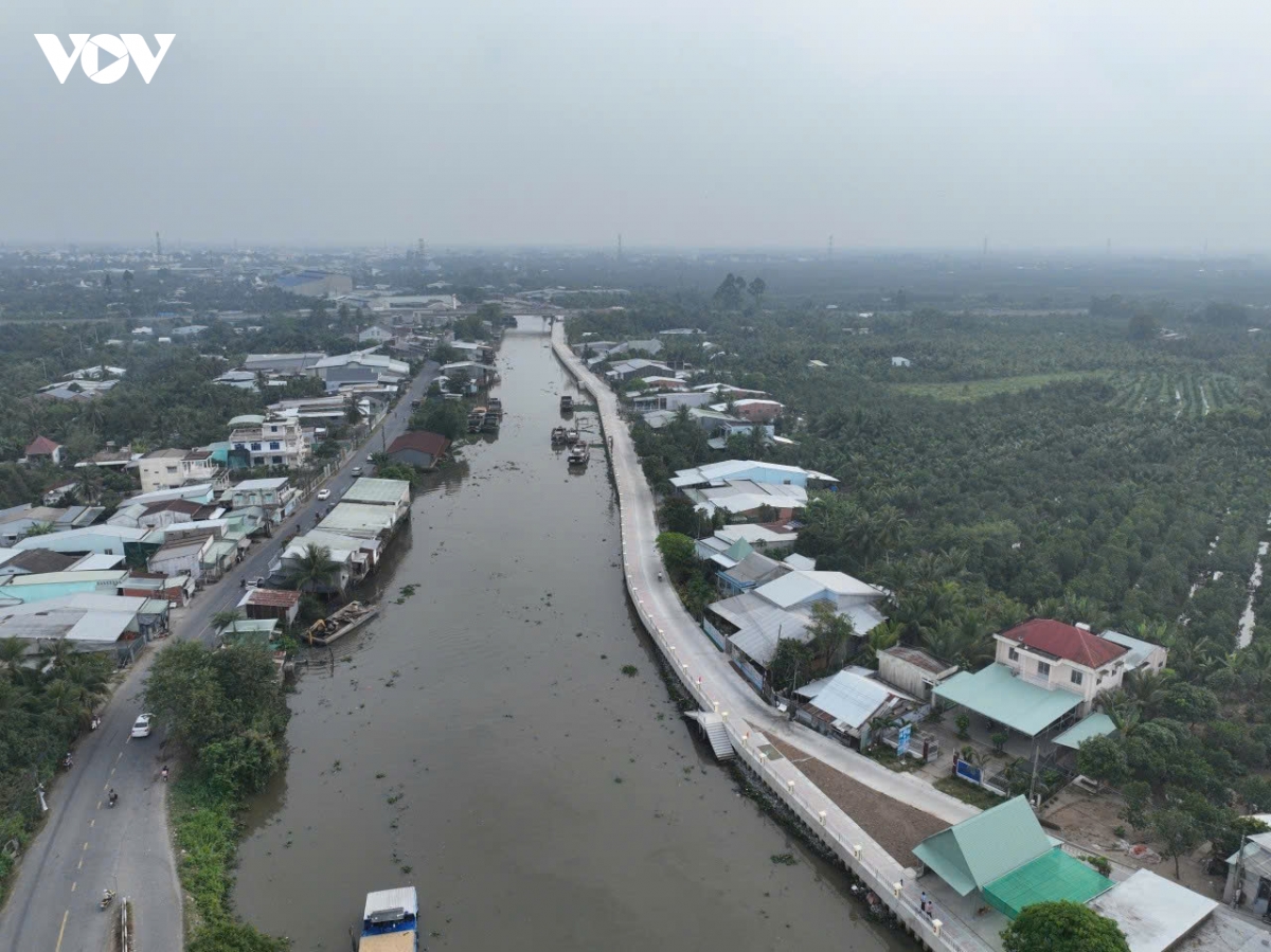 Sạt lở đất bờ sông Ba Rài (Đồng Tháp) uy hiếp vườn cây, nhà ở người dân