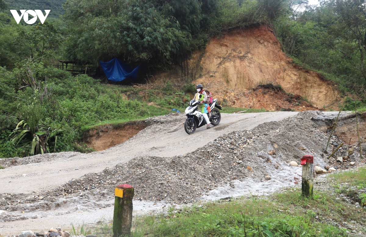 quoc lo 40b quang ngai sut truot, nguoi dan lo so moi lan qua lai hinh anh 6