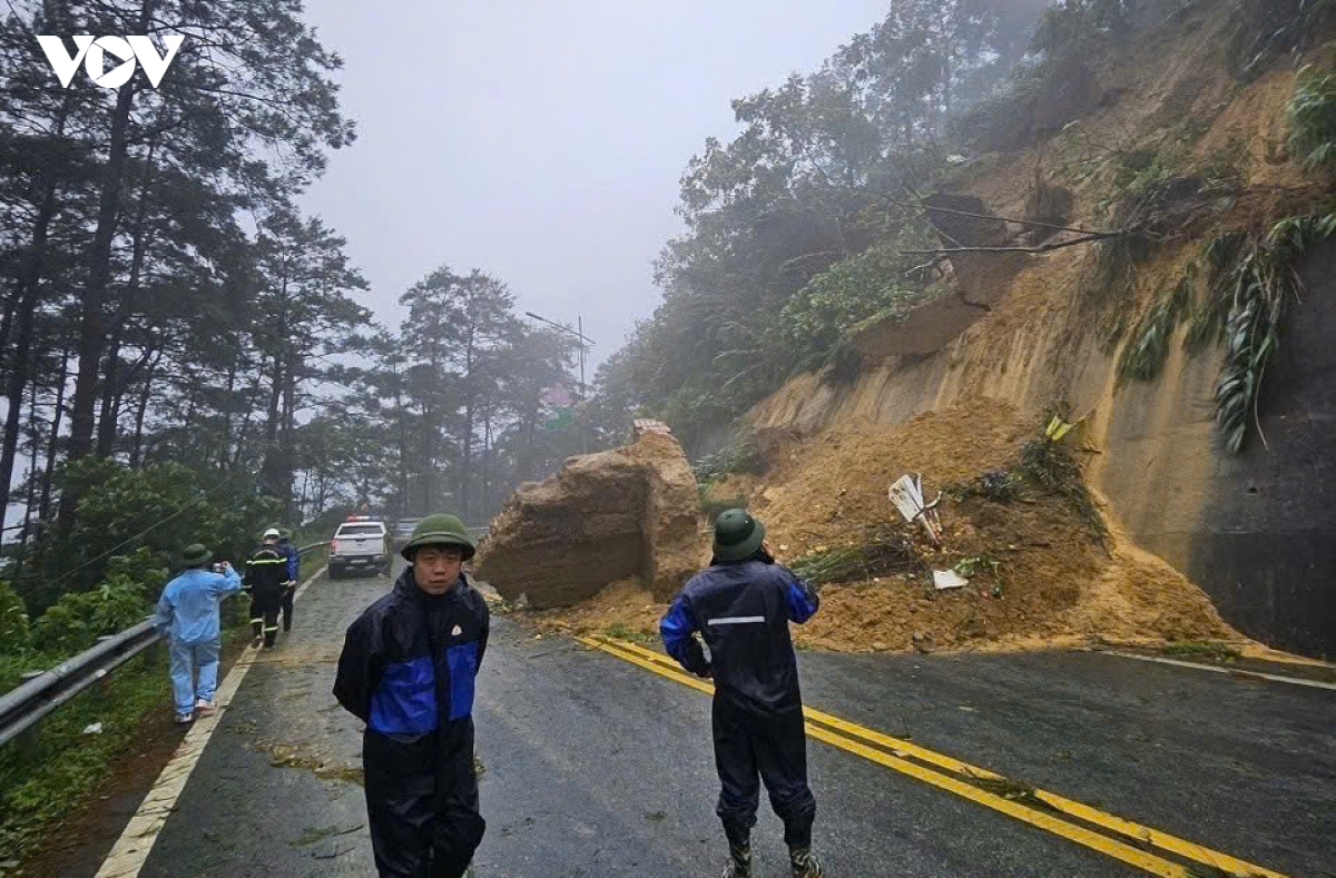 sat lo dat da tai tam Dao, canh bao nguy co mat an toan cho du khach hinh anh 1