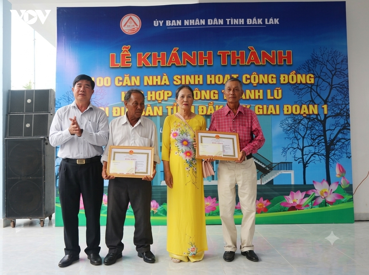 Dak lak khanh thanh 100 nha sinh hoat cong dong ket hop phong tranh lu hinh anh 3