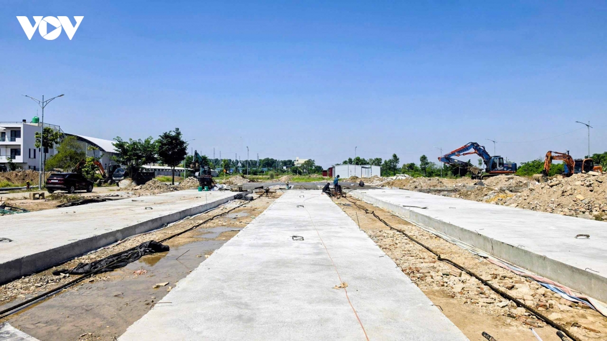 than den di chuyen biet thu gan 1.000m de lam duong ket noi san bay gia binh hinh anh 8