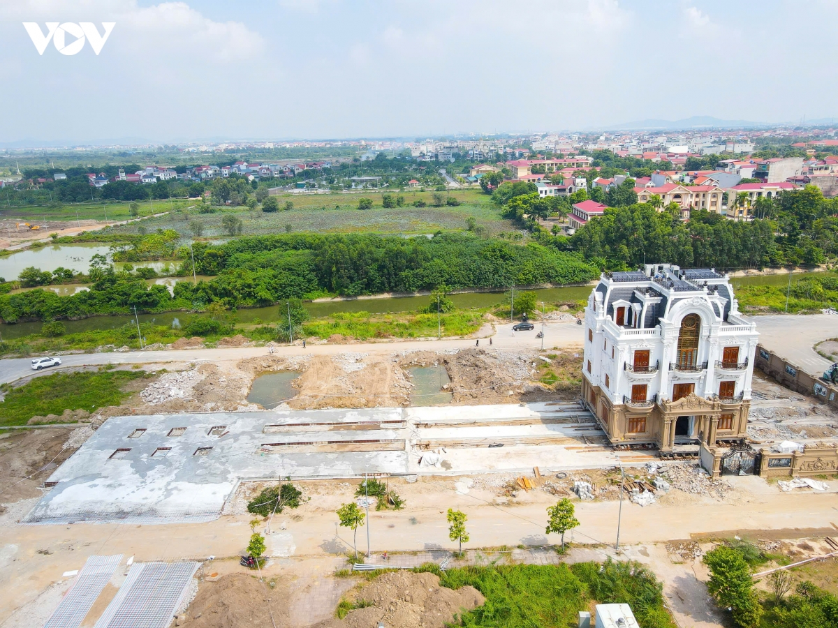 than den di chuyen biet thu gan 1.000m de lam duong ket noi san bay gia binh hinh anh 12