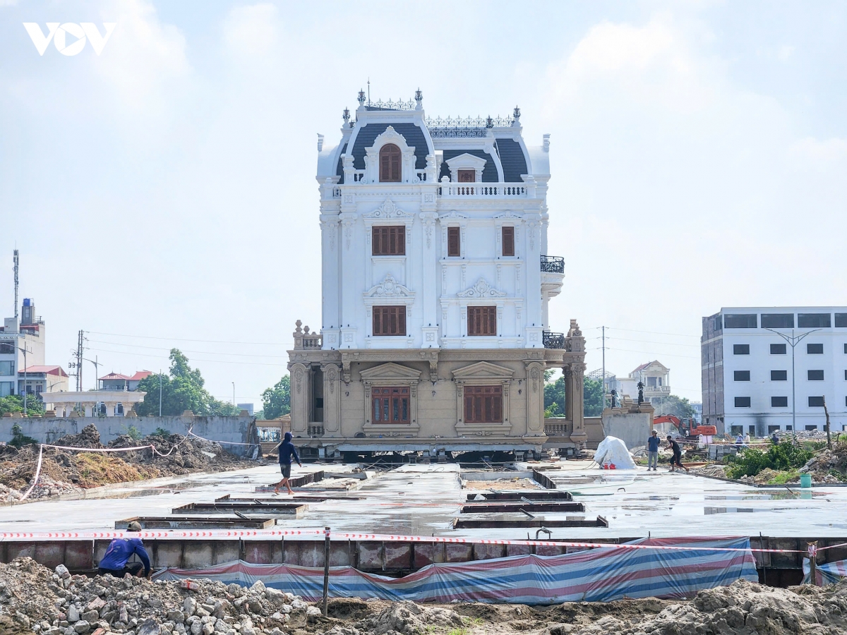 than den di chuyen biet thu gan 1.000m de lam duong ket noi san bay gia binh hinh anh 10