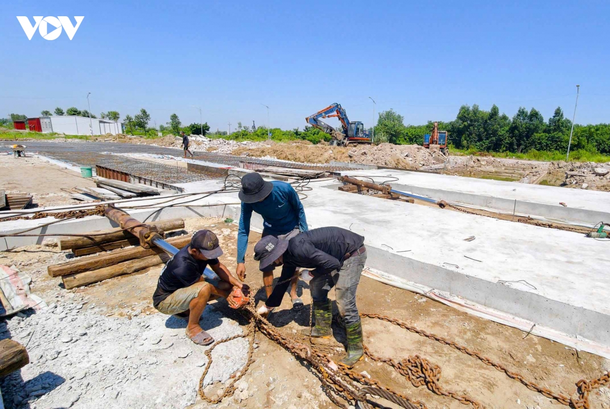 than den di chuyen biet thu gan 1.000m de lam duong ket noi san bay gia binh hinh anh 7