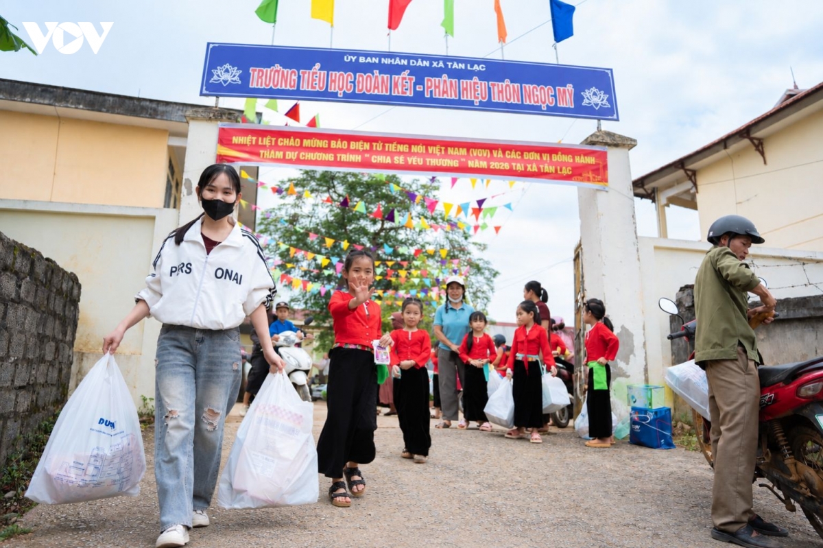 bao Dien tu tieng noi viet nam mang trung thu som den voi tre em tai phu tho hinh anh 18
