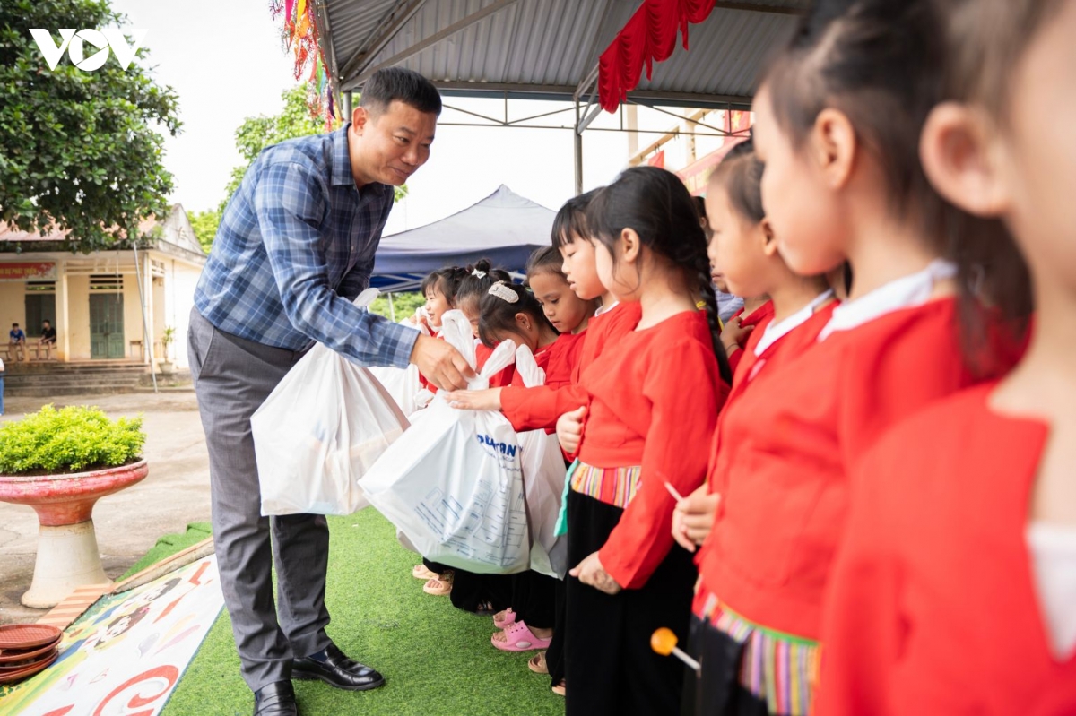 bao Dien tu tieng noi viet nam mang trung thu som den voi tre em tai phu tho hinh anh 13