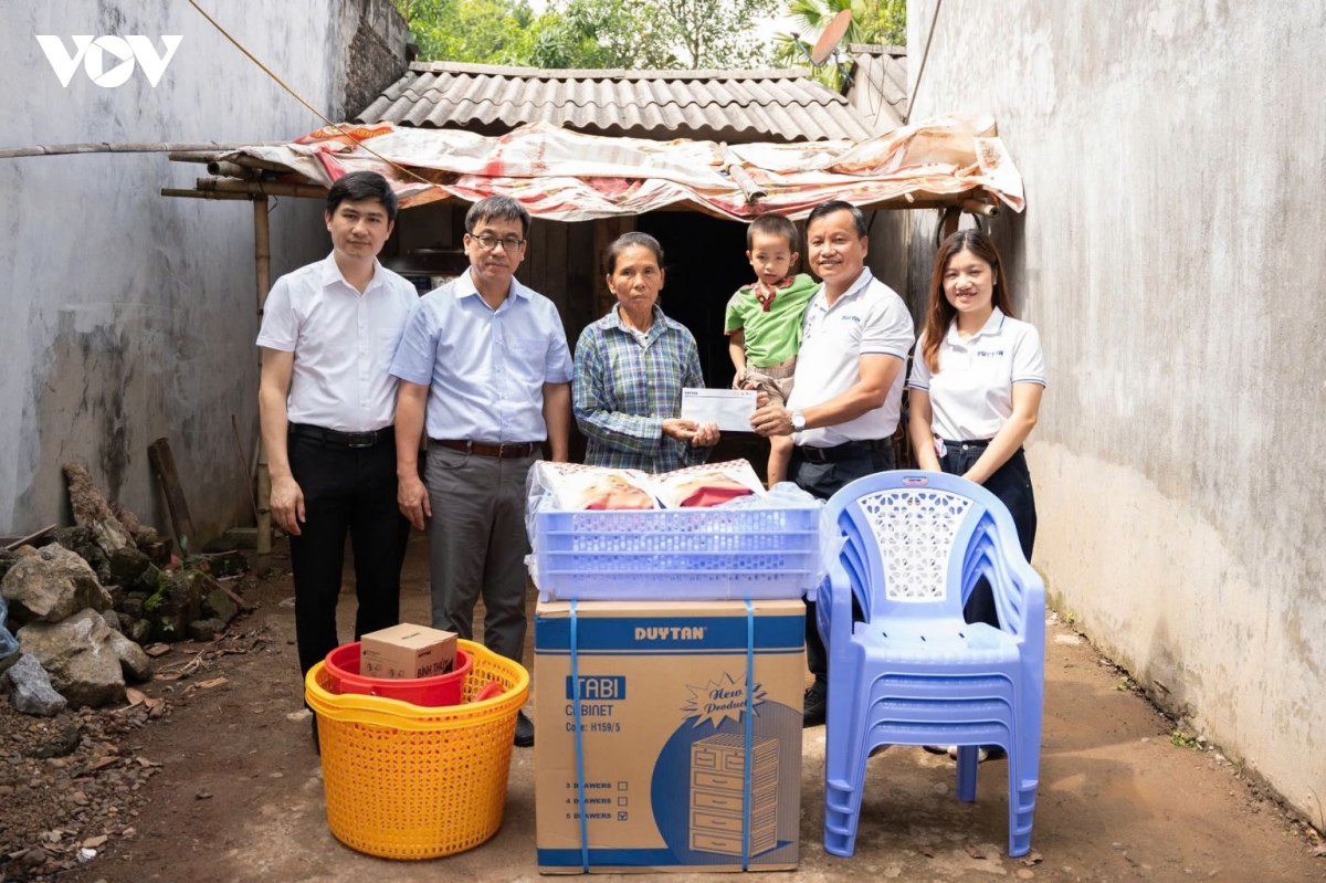 Dong hanh chia se yeu thuong den hoc sinh va nguoi dan kho khan o tinh phu tho hinh anh 2