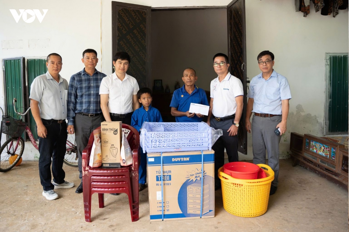Dong hanh chia se yeu thuong den hoc sinh va nguoi dan kho khan o tinh phu tho hinh anh 3