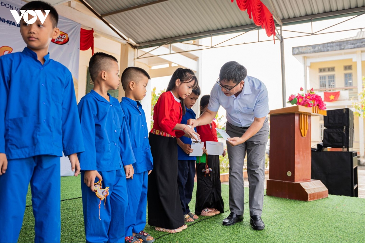 bao Dien tu tieng noi viet nam mang trung thu som den voi tre em tai phu tho hinh anh 5