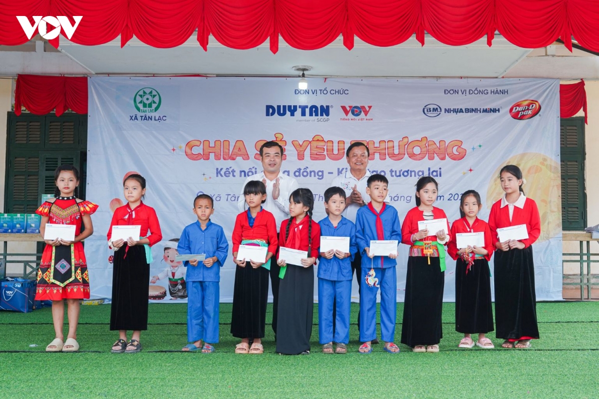 bao Dien tu tieng noi viet nam mang trung thu som den voi tre em tai phu tho hinh anh 9