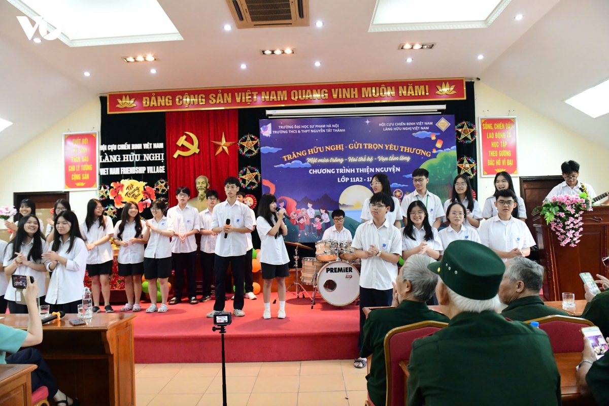 hoc sinh nguyen tat thanh viet tiep cau chuyen tri an tai lang huu nghi hinh anh 2