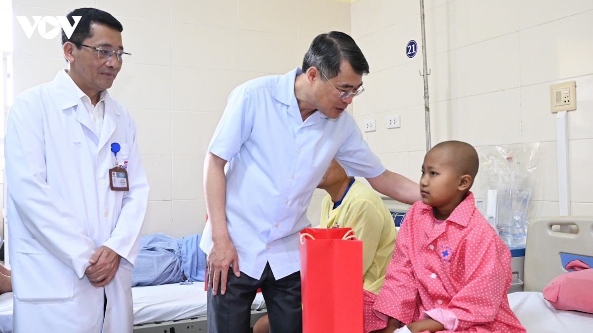 Thủ tướng Lê Minh Hưng thăm, tặng quà Trung thu cho bệnh nhi tại Bệnh viện K