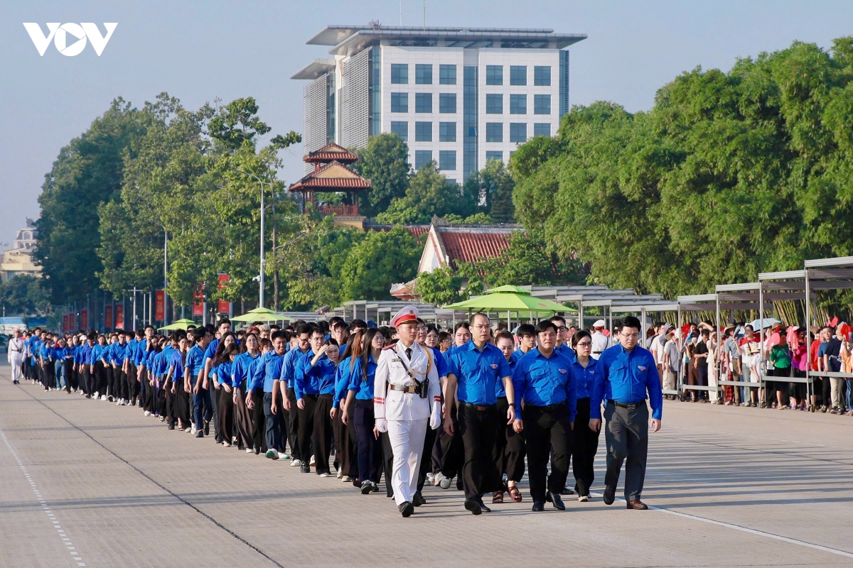 tuoi tre thu do du le thuong co, vao lang vieng chu tich ho chi minh hinh anh 4