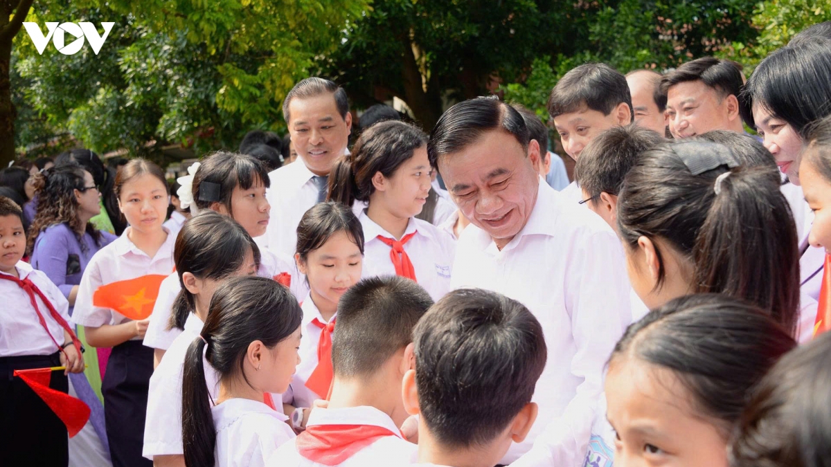 Thường trực Ban Bí thư tặng quà Trung thu cho trẻ em Làng Trẻ em SOS ở Hà Nội
