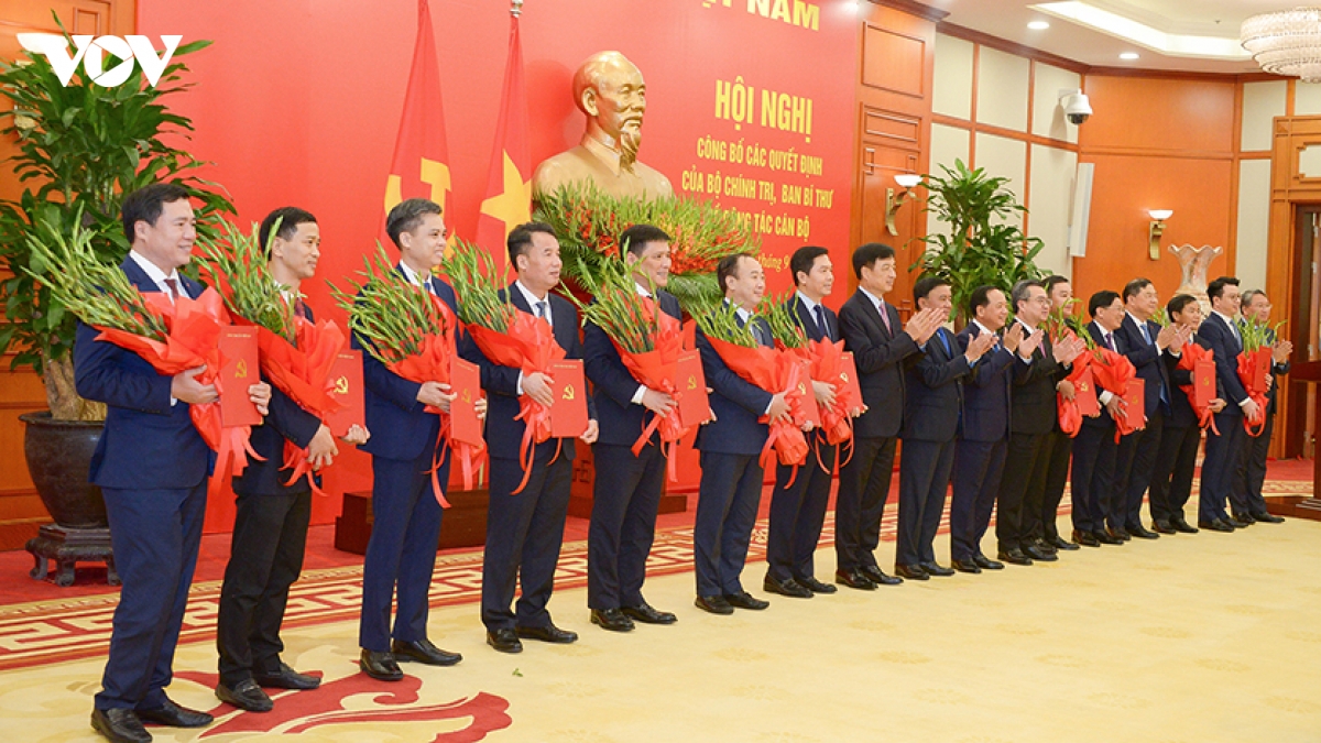 trao cac quyet dinh cua bo chinh tri, ban bi thu ve cong tac can bo hinh anh 6