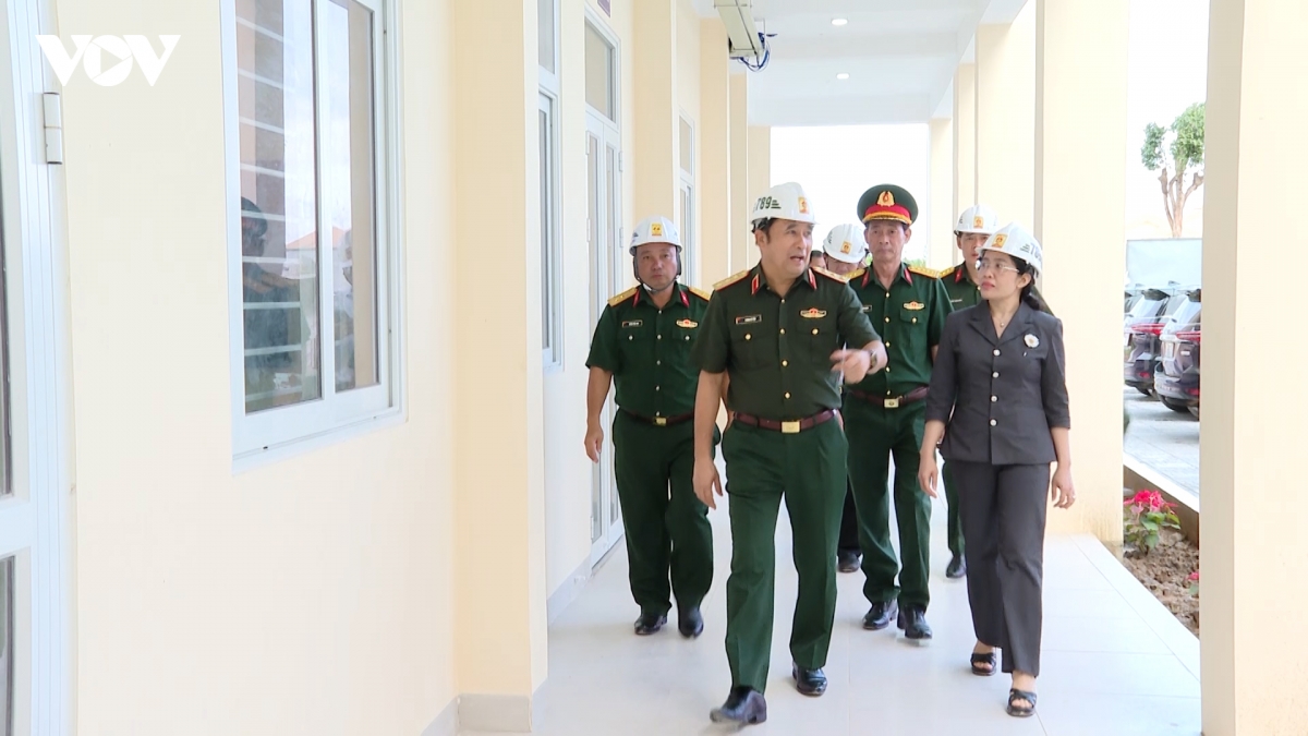 thuong tuong phung si tan kiem tra truong noi tru ea rok, Dak lak hinh anh 1