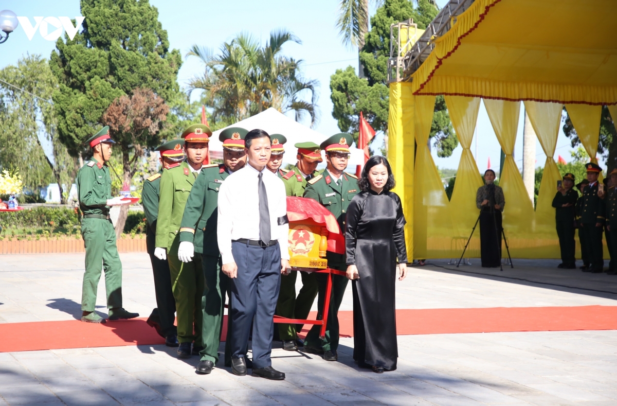 Truy điệu, an táng 30 hài cốt liệt sĩ vừa tìm thấy tại khu vực Thành Cổ Quảng Trị