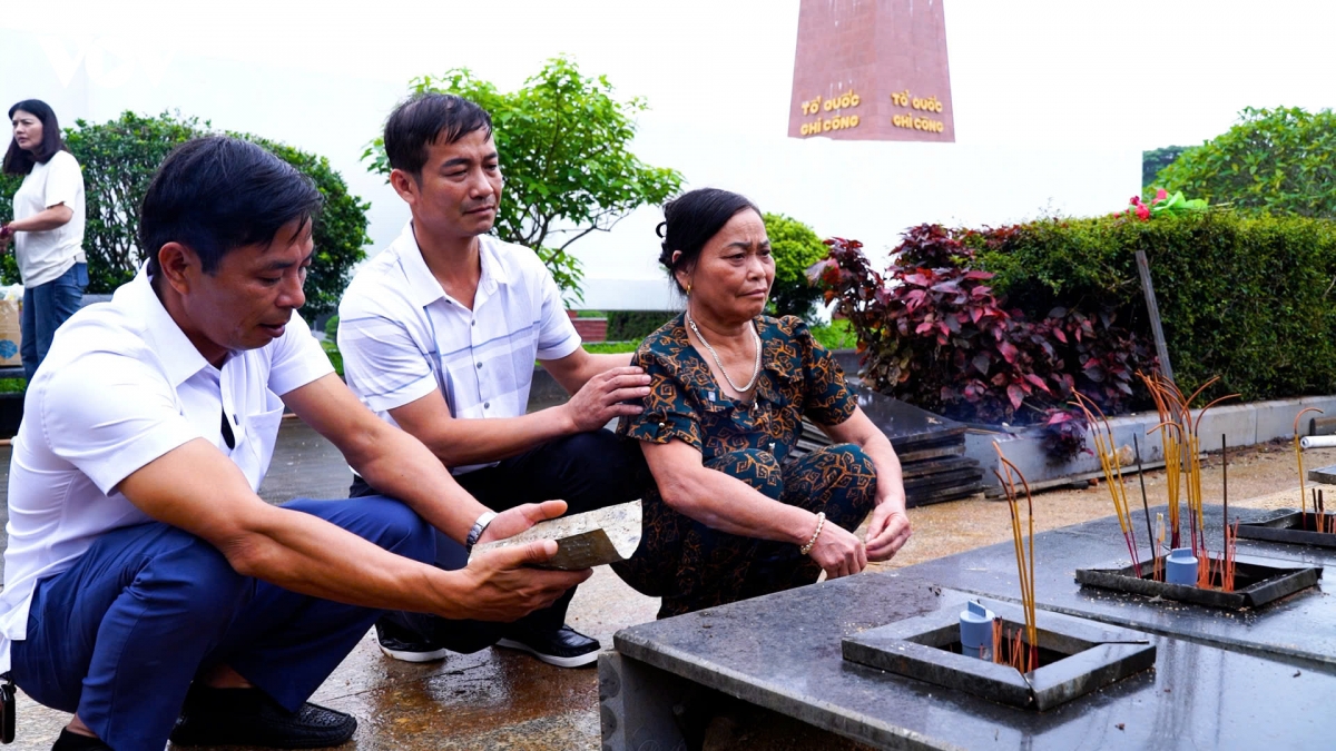 nhung dong chu tren vo nhom va hon nua the ky cho nguoi linh tro ve hinh anh 3