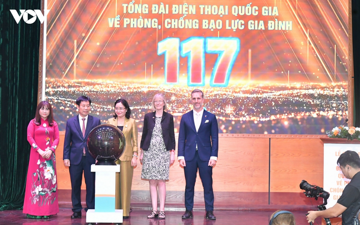 tong dai 117 tiep nhan tin bao bao luc gia dinh 24 7 tren toan quoc hinh anh 2