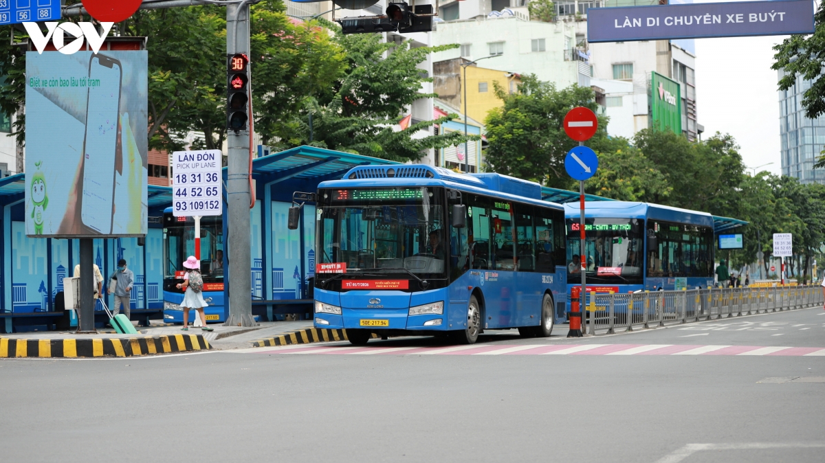 tp.hcm de nghi cong an truy tim nguoi ve bay nha cho xe buyt hinh anh 2