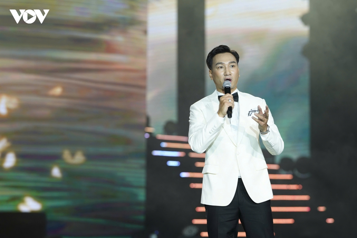 bui cong nam don tim fan nu voi man chung doi khong theo duoi em nua hinh anh 3