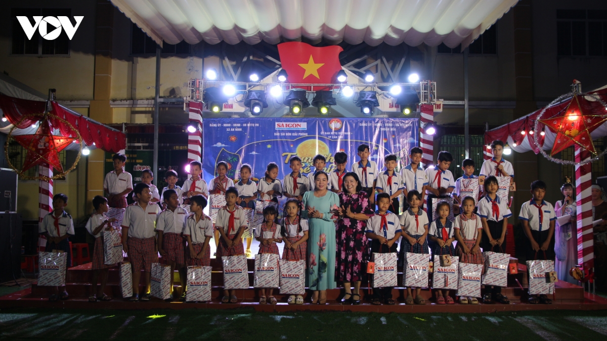 trao-nhung-phan-qua-trung-thu-cho-cac-em-hoc-sinh.jpg