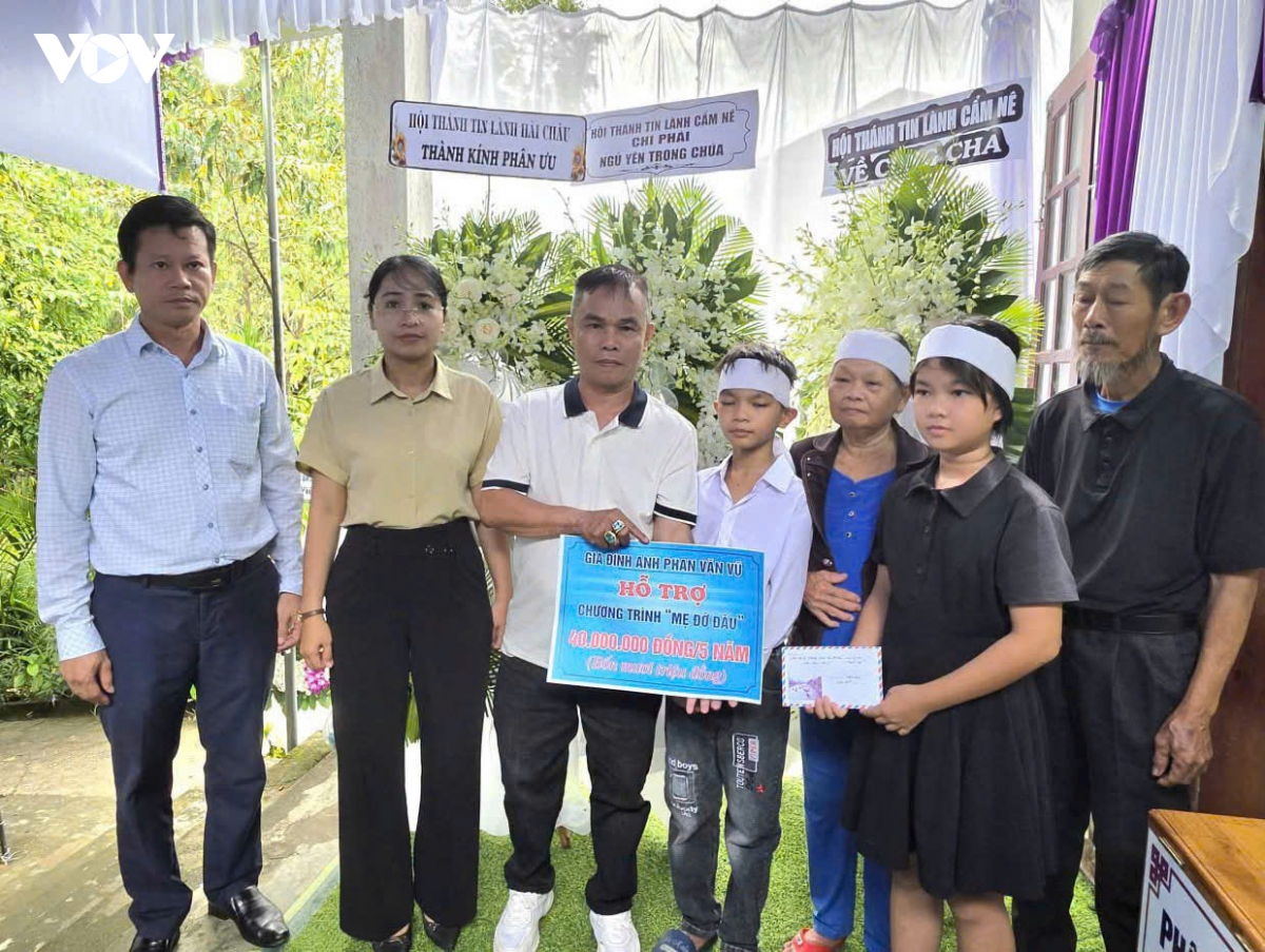 Di lam giay xac nhan ho can ngheo, nguoi me tu vong de lai 3 dua con mo coi hinh anh 5